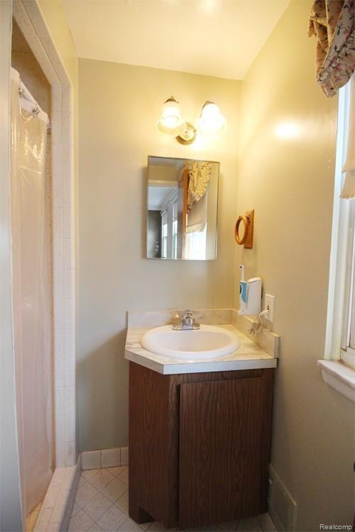 18511 Davidson Road Fraser, MI 48026 - Photo 12 of 19 UMBath.jpg