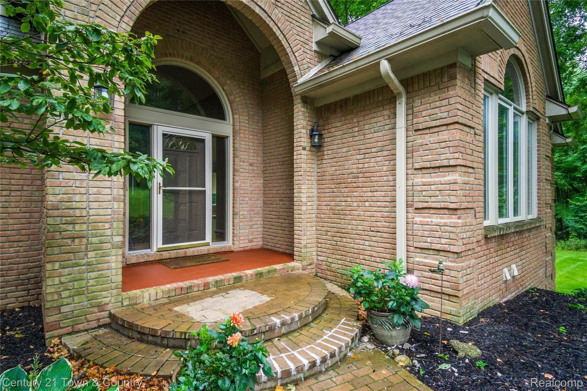 1116 Blue Ridge Drive Clarkston, MI 48348 - Photo 2 of 54 Exteriors (1 of 14).jpg