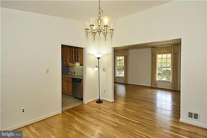 8805 Postoak Road Potomac, MD 20854 - Photo 6 of 30 Dining Room