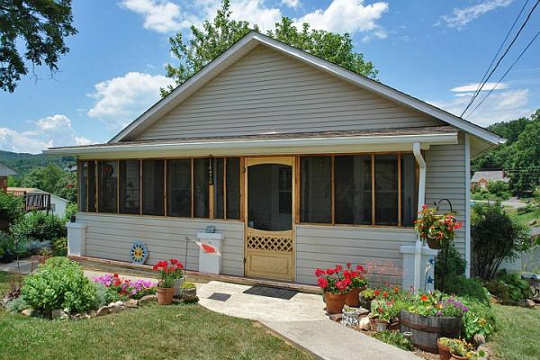 1472 Kefauver Road Southeast Roanoke, VA 24014 - Photo 2 of 5 front