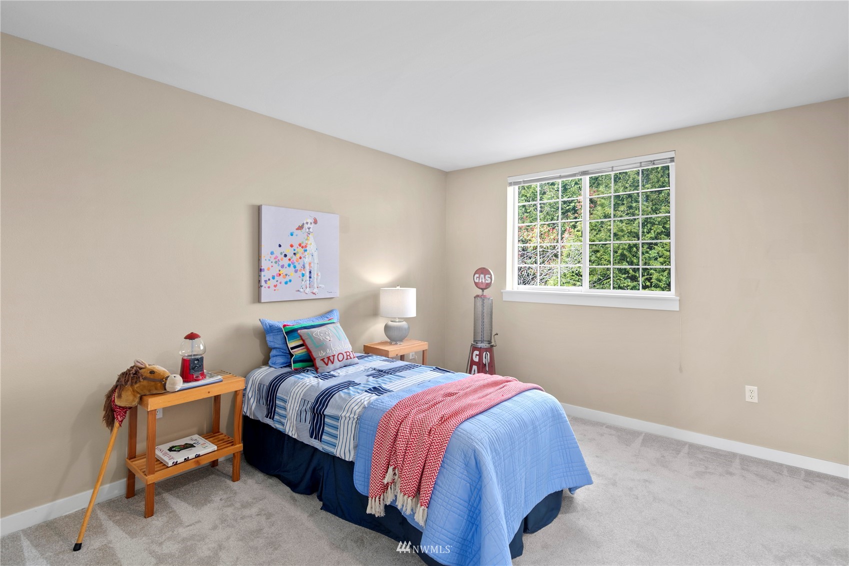 23120 Southeast Black Nugget Road, Unit H1 Issaquah, WA 98029 - Photo 20 of 27 a bed sitting in a bedroom next to a window