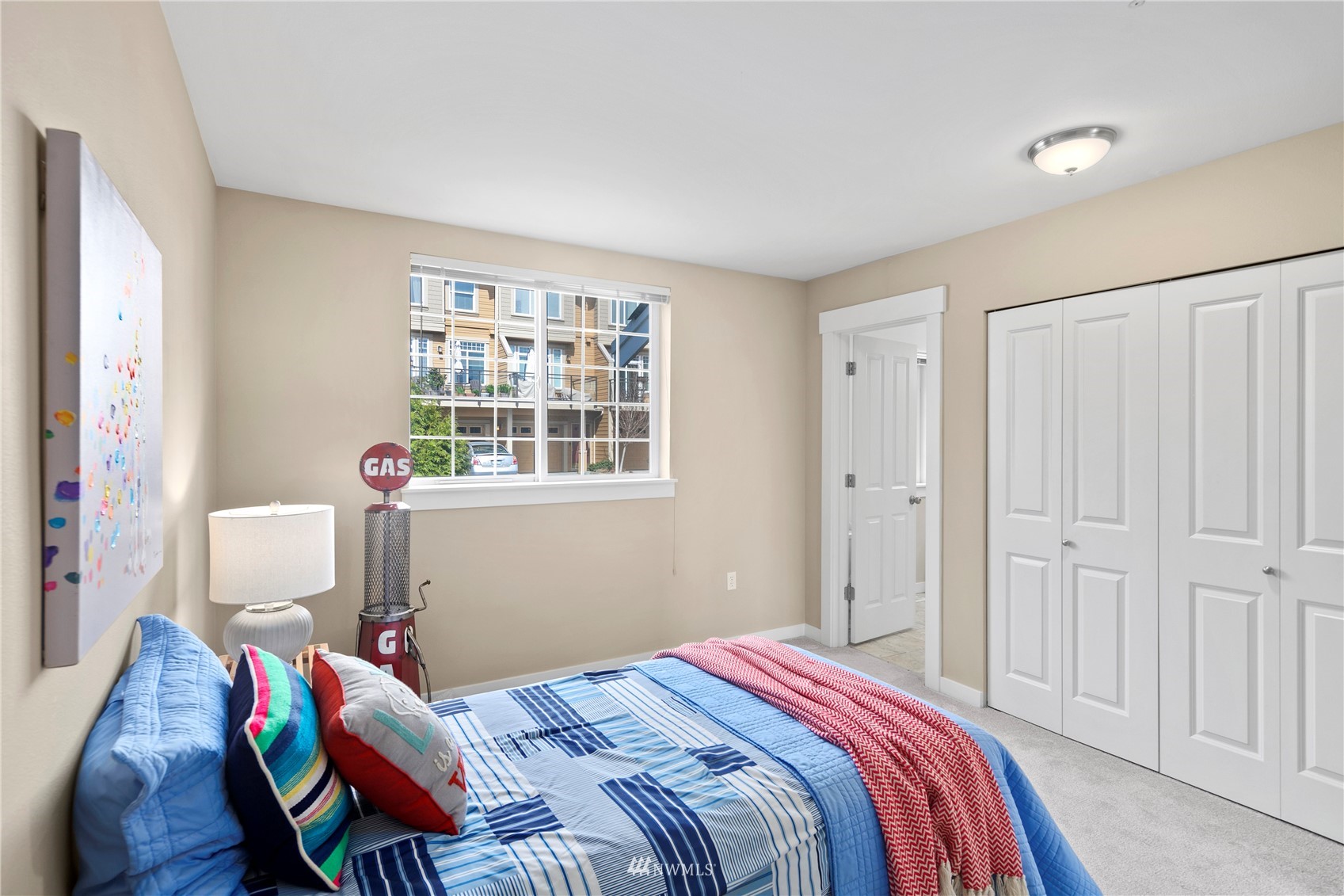 23120 Southeast Black Nugget Road, Unit H1 Issaquah, WA 98029 - Photo 21 of 27 a bedroom with a bed and a window