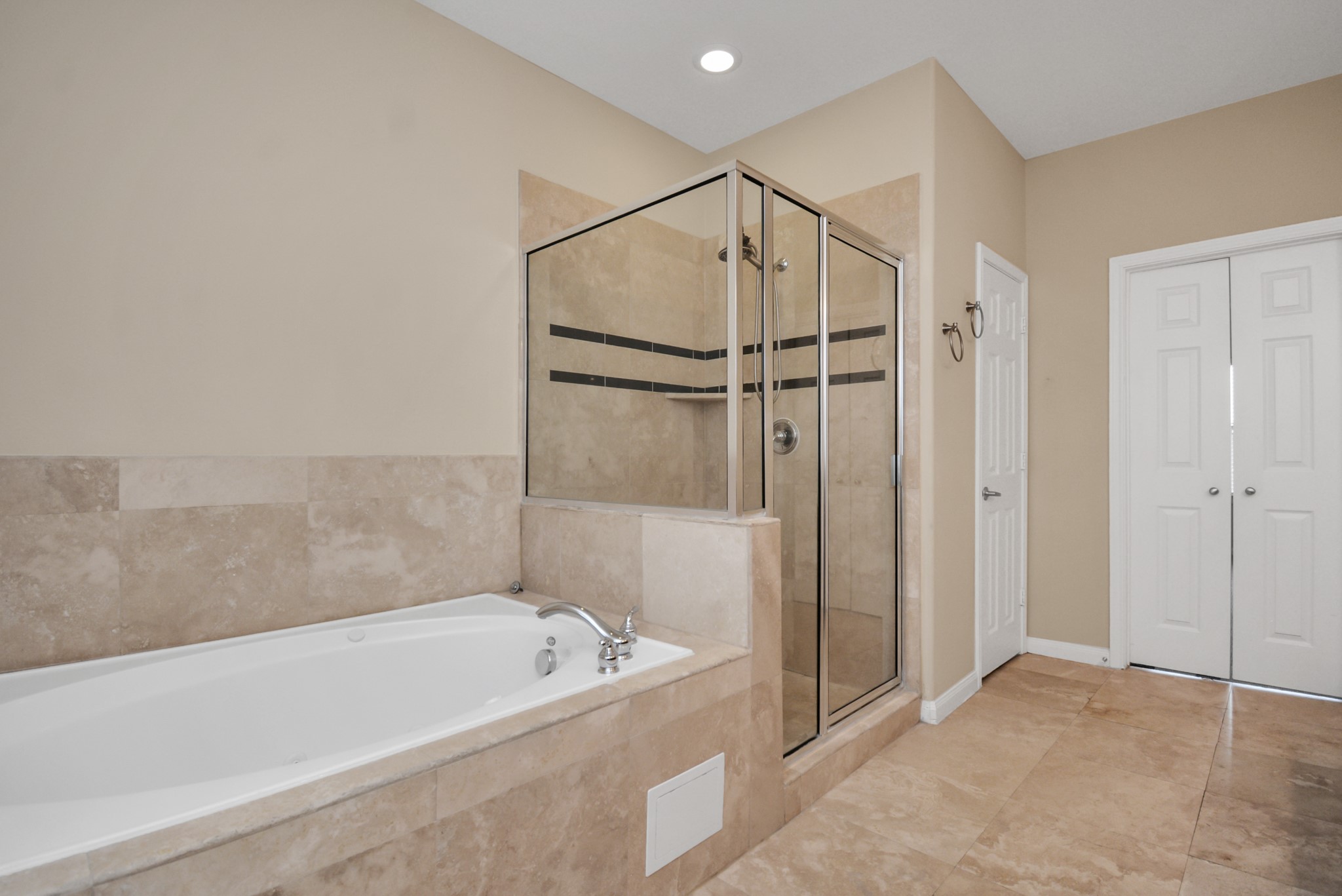 1137 West 24th Street, Unit A Houston, TX 77008 - Photo 20 of 40 a bathroom with a bathtub and a shower