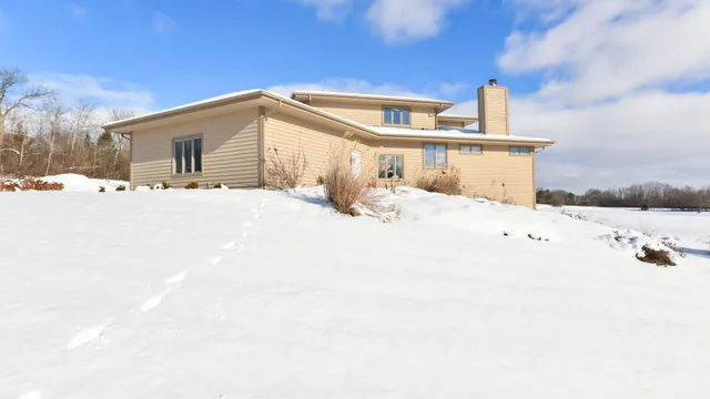 $1,199,999 | 2100 North Oakwoods Court, Summit, WI 53066