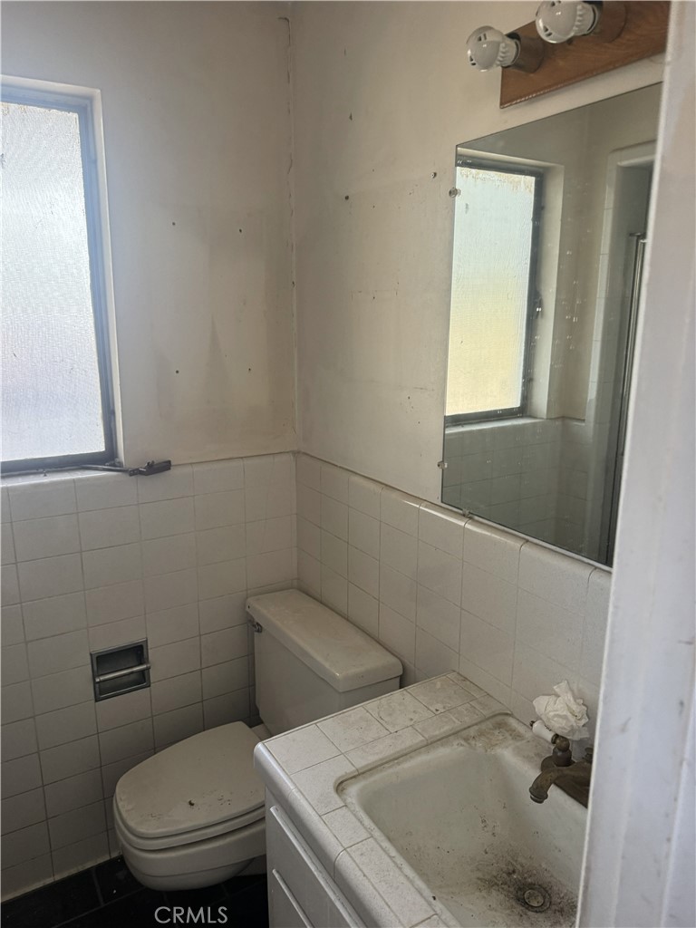 17545 Community Street Northridge, CA 91325 - Photo 20 of 24 Bathroom