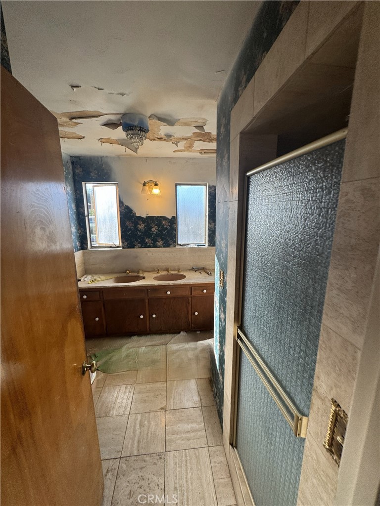 17545 Community Street Northridge, CA 91325 - Photo 21 of 24 Bathroom