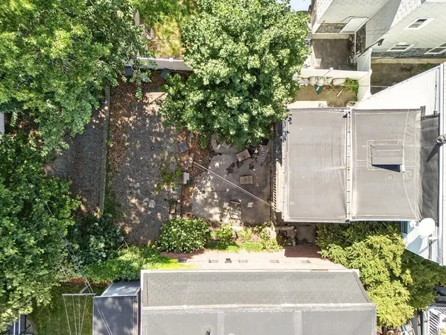 a view of a yard of the house