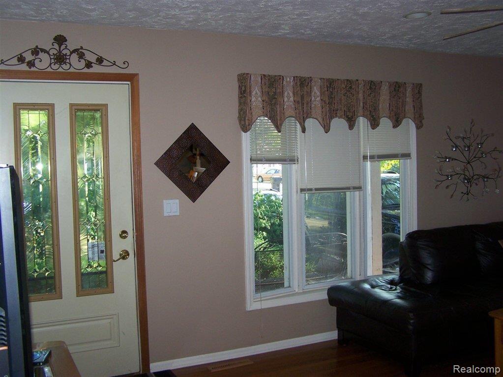 2781 Earl Lake Road Howell, MI 48843 - Photo 2 of 15 LIVING ROOM