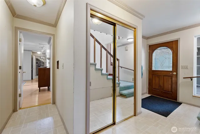 a view of an entryway with a livingroom