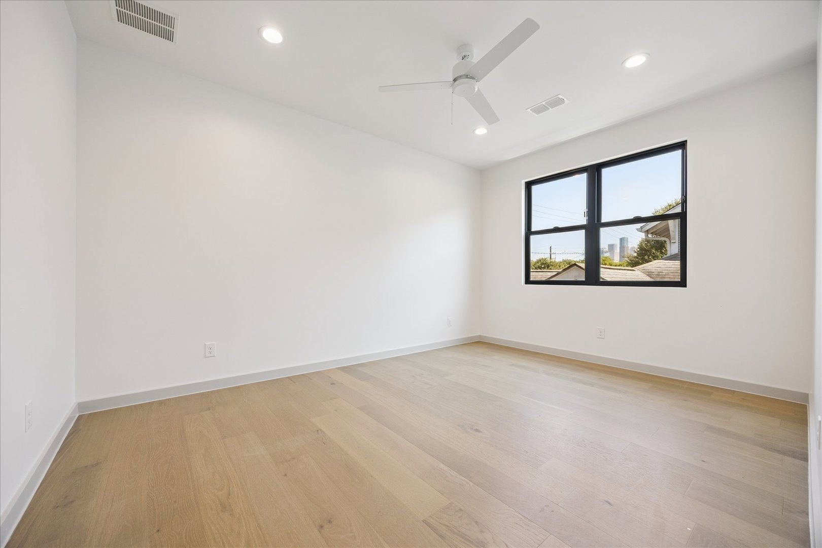 1209 Willard Street Houston, TX 77006 - Photo 33 of 35 an empty room with a window