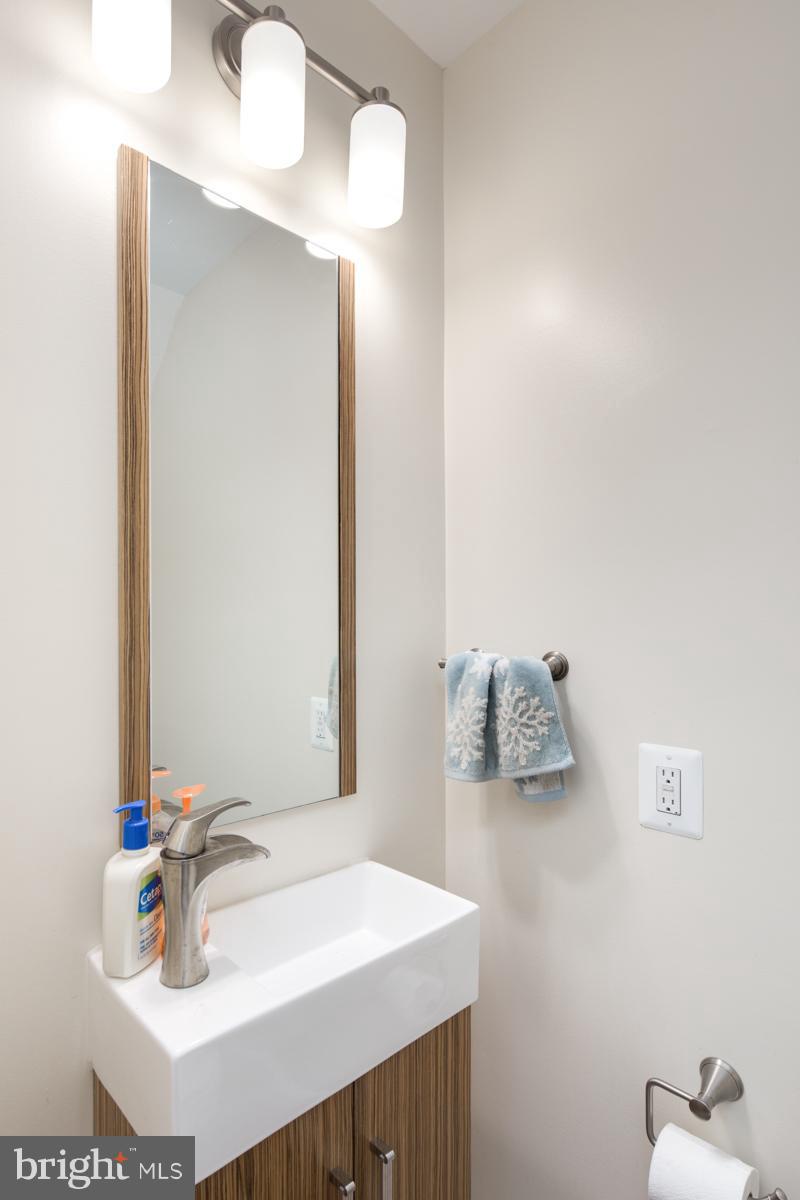 12 Hanover Place Northwest Washington, DC 20001 - Photo 13 of 26 Half Bath
