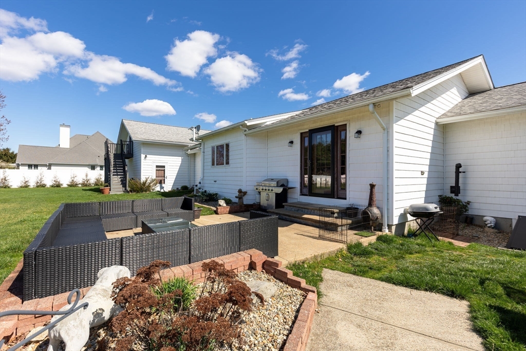 136 Old Fall River Road Swansea, MA 02777 - Photo 8 of 41 Gallery Image 8