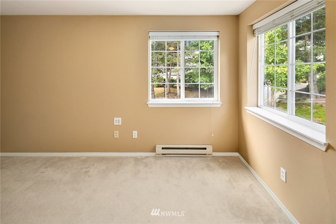 10909 Avondale Road Northeast, Unit F122 Redmond, WA 98052 - Photo 20 of 24 an empty room with a window