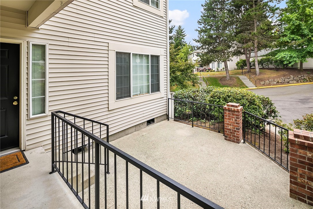 10909 Avondale Road Northeast, Unit F122 Redmond, WA 98052 - Photo 4 of 24 a view of a house with backyard and sitting area