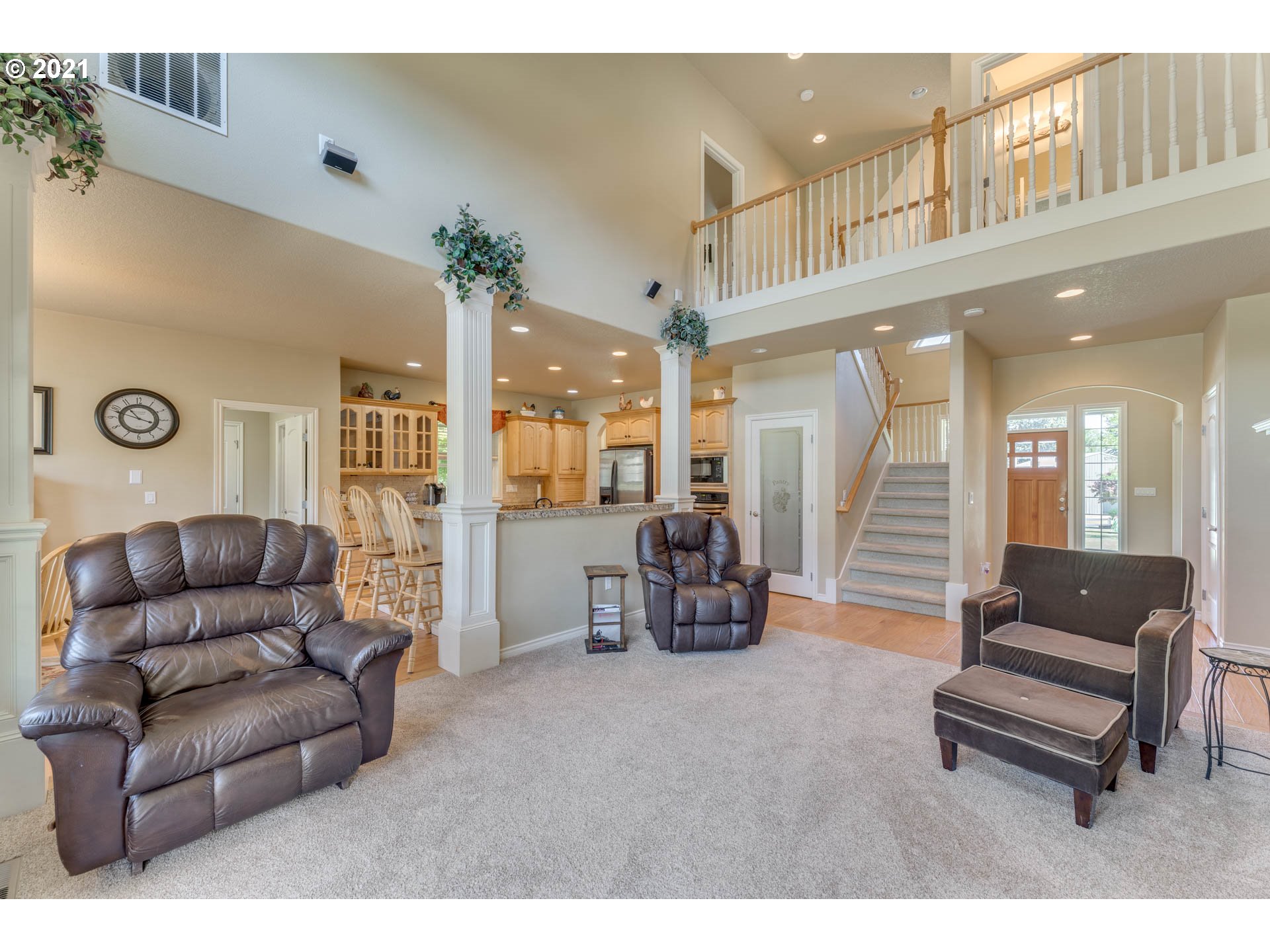 43126 Southeast Music Camp Road Sandy, OR 97055 - Photo 4 of 32 a living room with furniture and a potted plant