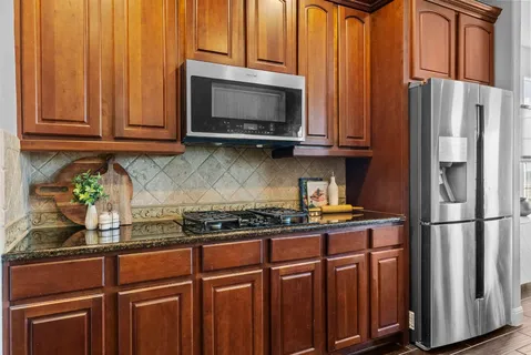 a en suite bathroom with a double vanity sink mirror and