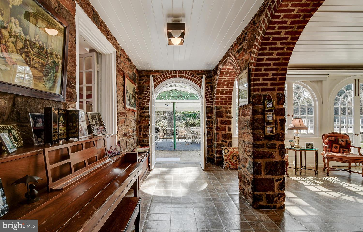 119 St Dunstans Road Baltimore, MD 21212 - Photo 7 of 38