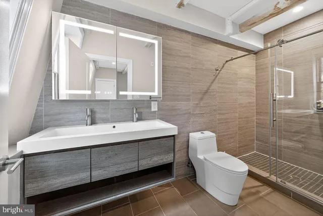 a bathroom with a toilet and a shower