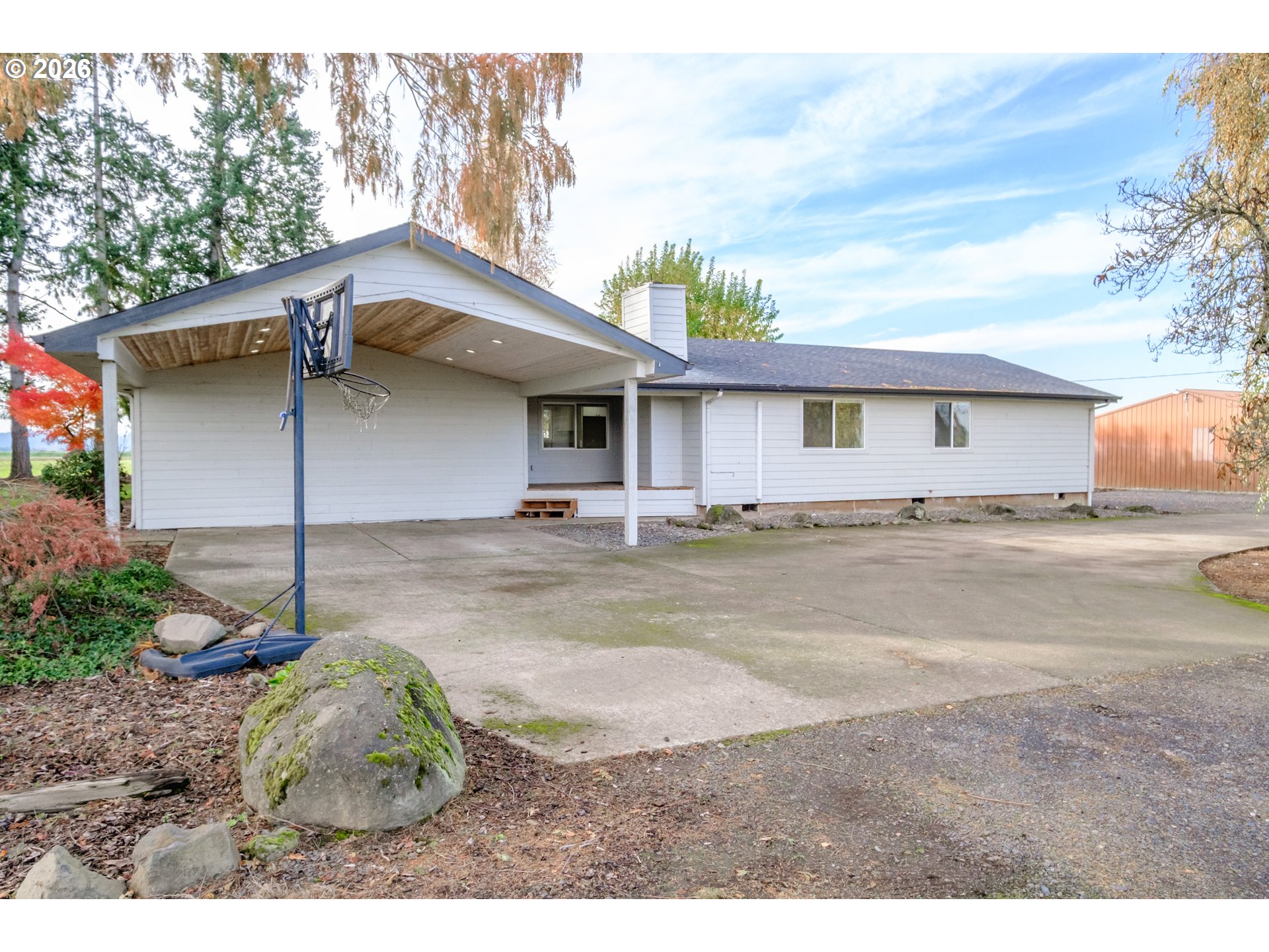 10471 Wagon Road Northeast Mount Angel, OR 97362 - Photo 40 of 48 a backyard of a house with table and chairs