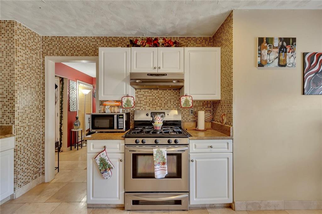 6401 Fox Run Winston, GA 30187 - Photo 18 of 48 a kitchen with a stove and cabinets