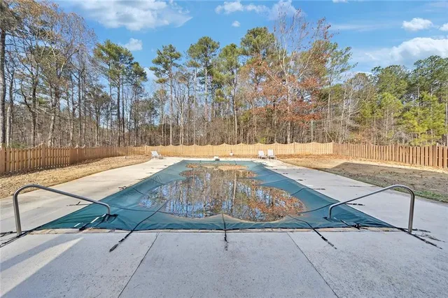 a view of a backyard