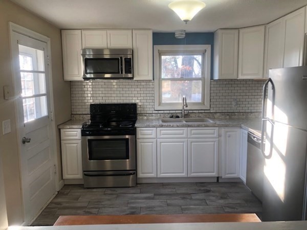 296 Hartwick Street Springfield, MA 01108 - Photo 4 of 22