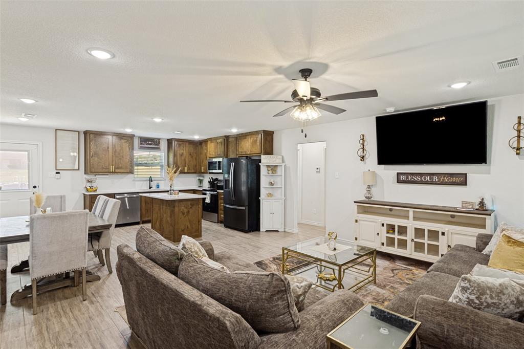 205 Altom Road Springtown, TX 76082 - Photo 5 of 25