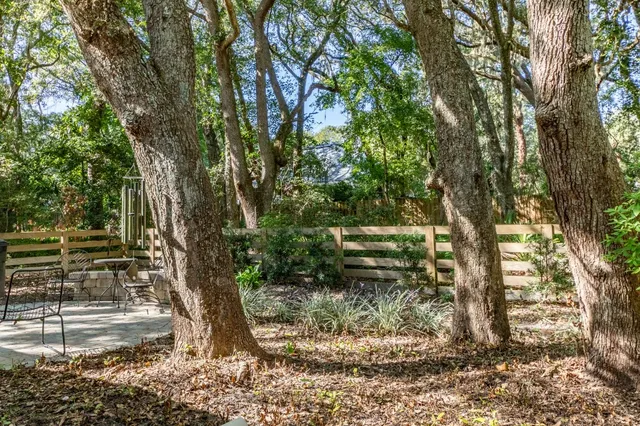 a view of a house with backyard