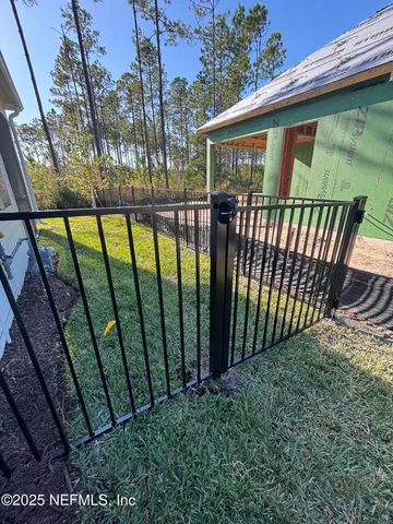 a view of a backyard