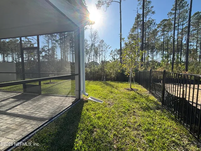 a view of a backyard