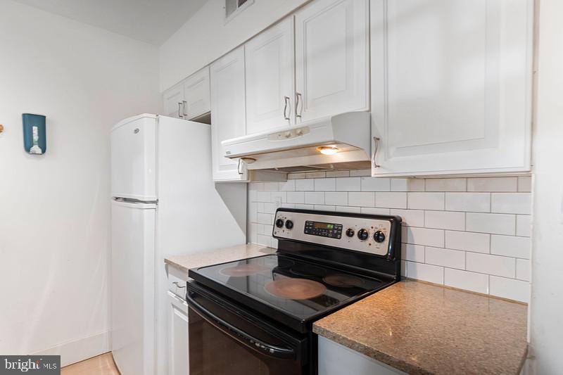 5821 Royal Ridge Drive, Unit F Springfield, VA 22152 - Photo 12 of 28 Great daily meals prepare in this kitchen