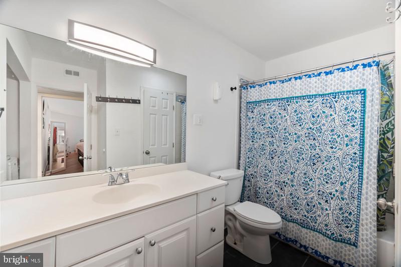 5821 Royal Ridge Drive, Unit F Springfield, VA 22152 - Photo 5 of 28 Bathroom with tub