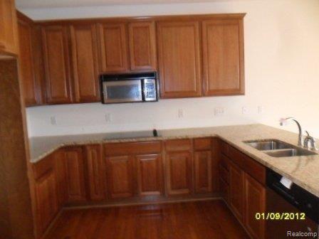 3645 Winding Brk Circle Rochester, MI 48309 - Photo 9 of 25 009.JPG