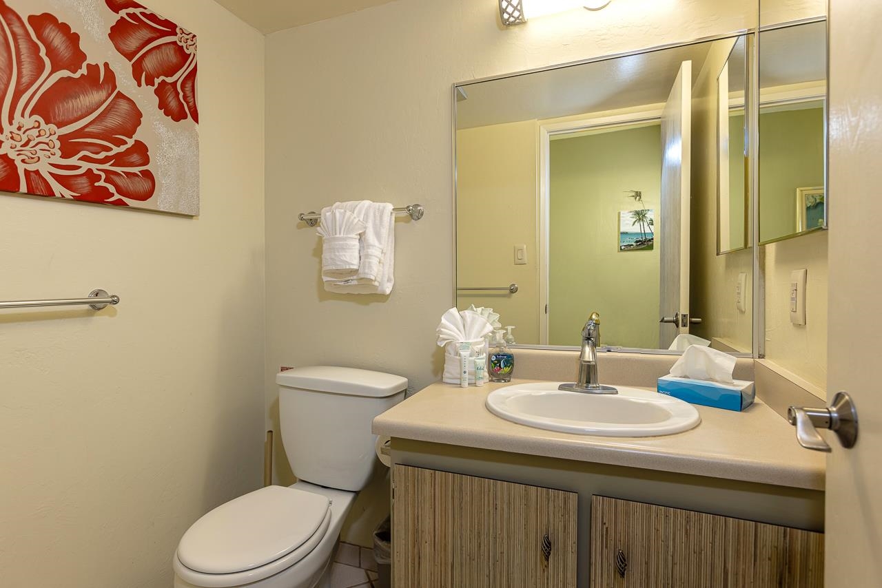 2936 South Kihei Road, Unit 613 Kihei, HI 96753 - Photo 21 of 46 a bathroom with a sink a toilet and mirror