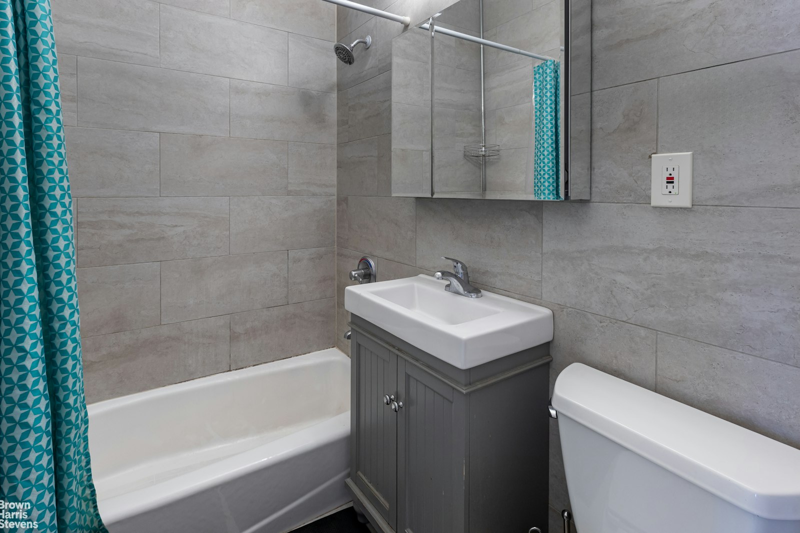 555 Kappock Street, Unit 2E Bronx, NY 10463 - Photo 30 of 39 a bathroom with a sink a toilet and bathtub