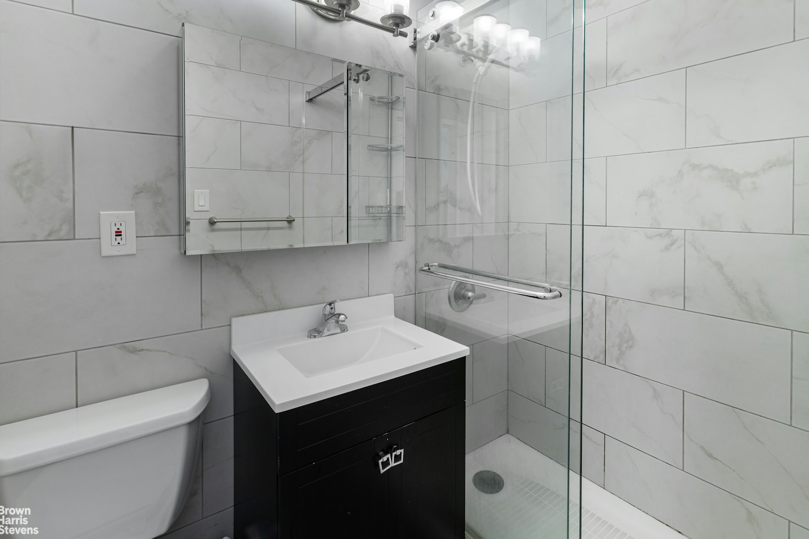 555 Kappock Street, Unit 2E Bronx, NY 10463 - Photo 31 of 39 a bathroom with a sink toilet and vanity