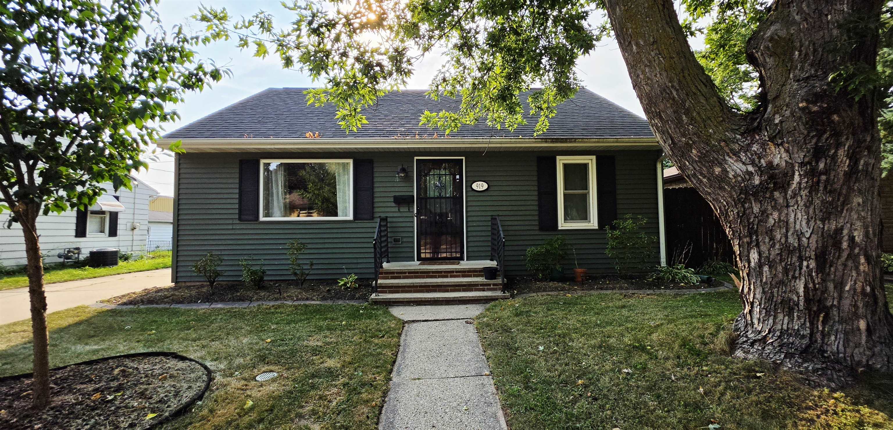 919 North Sharon Street Appleton, WI 54914 - Photo 2 of 29 Gallery Image 2