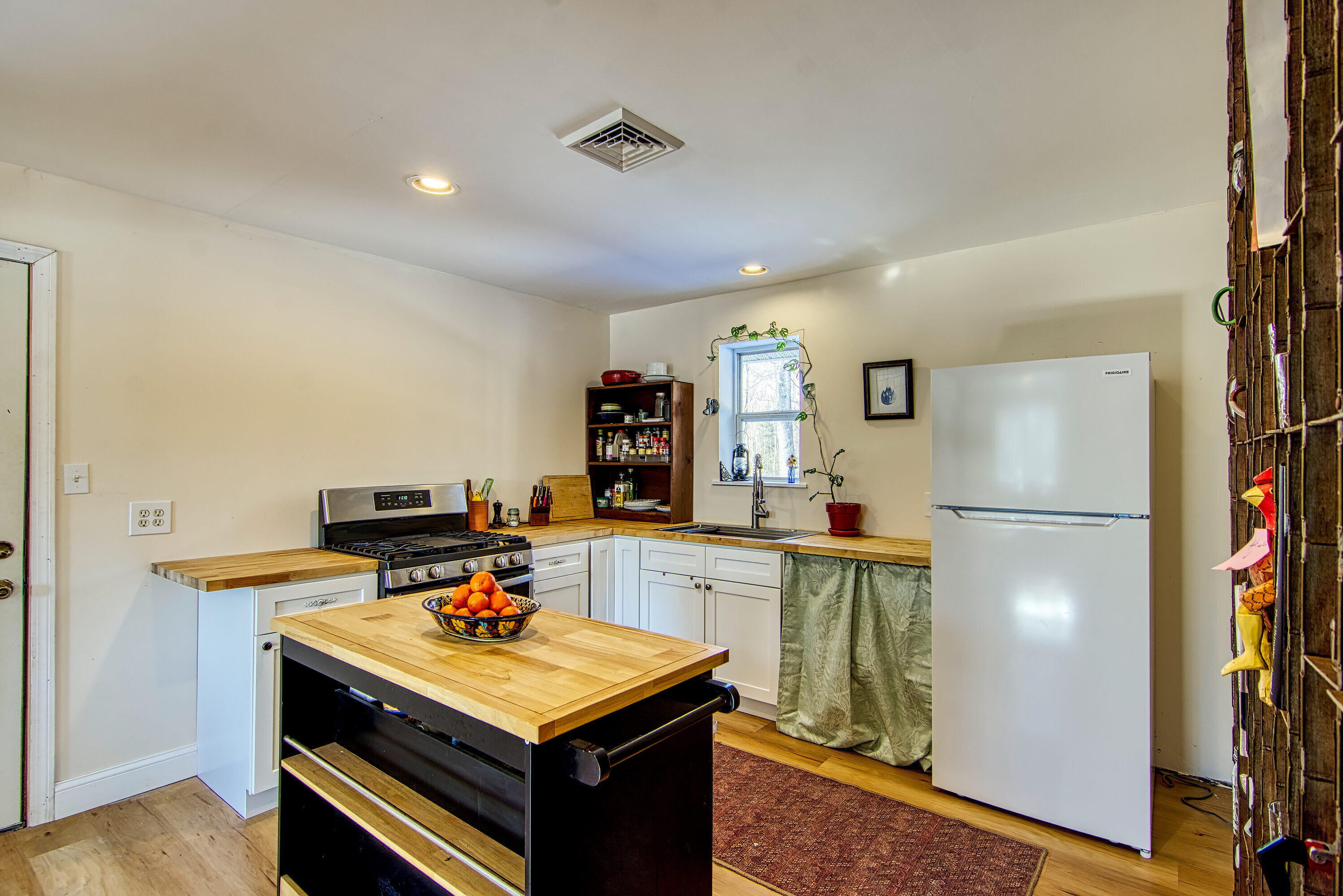 701 North Penobscot Road Penobscot, ME 04476 - Photo 4 of 15 3-Kitchen