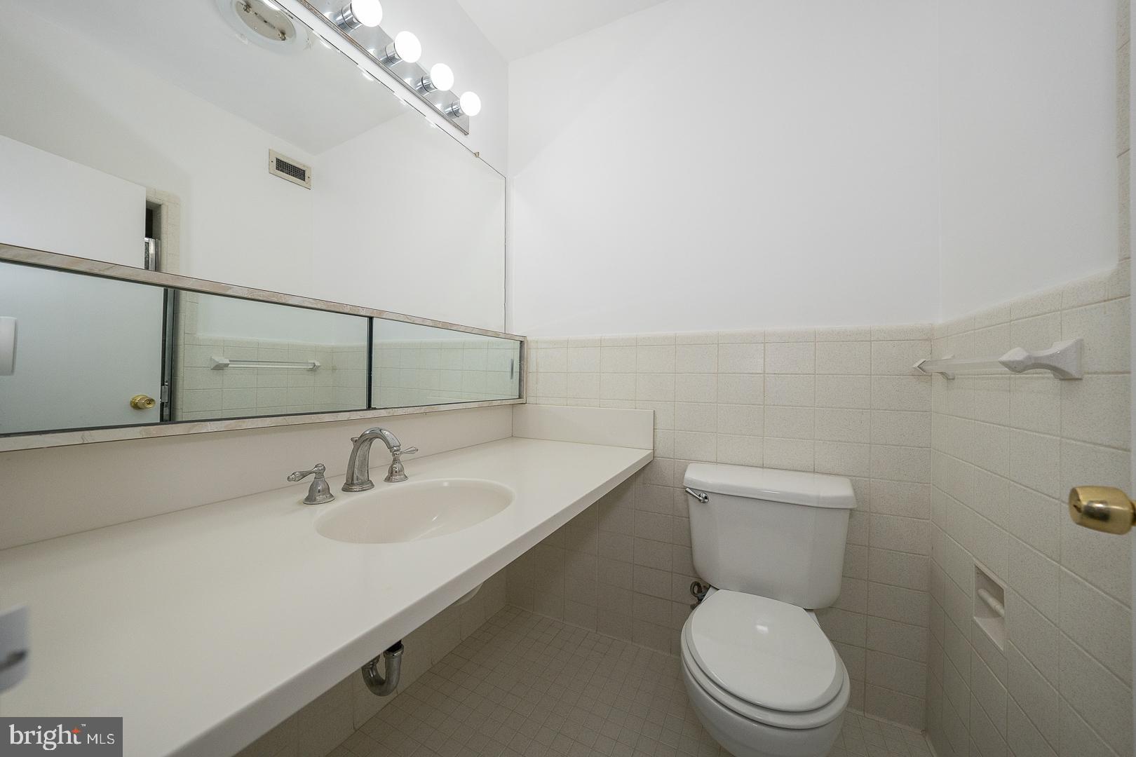 191 Presidential Boulevard, Unit R402 Bala Cynwyd, PA 19004 - Photo 19 of 27 a bathroom with a toilet sink and mirror