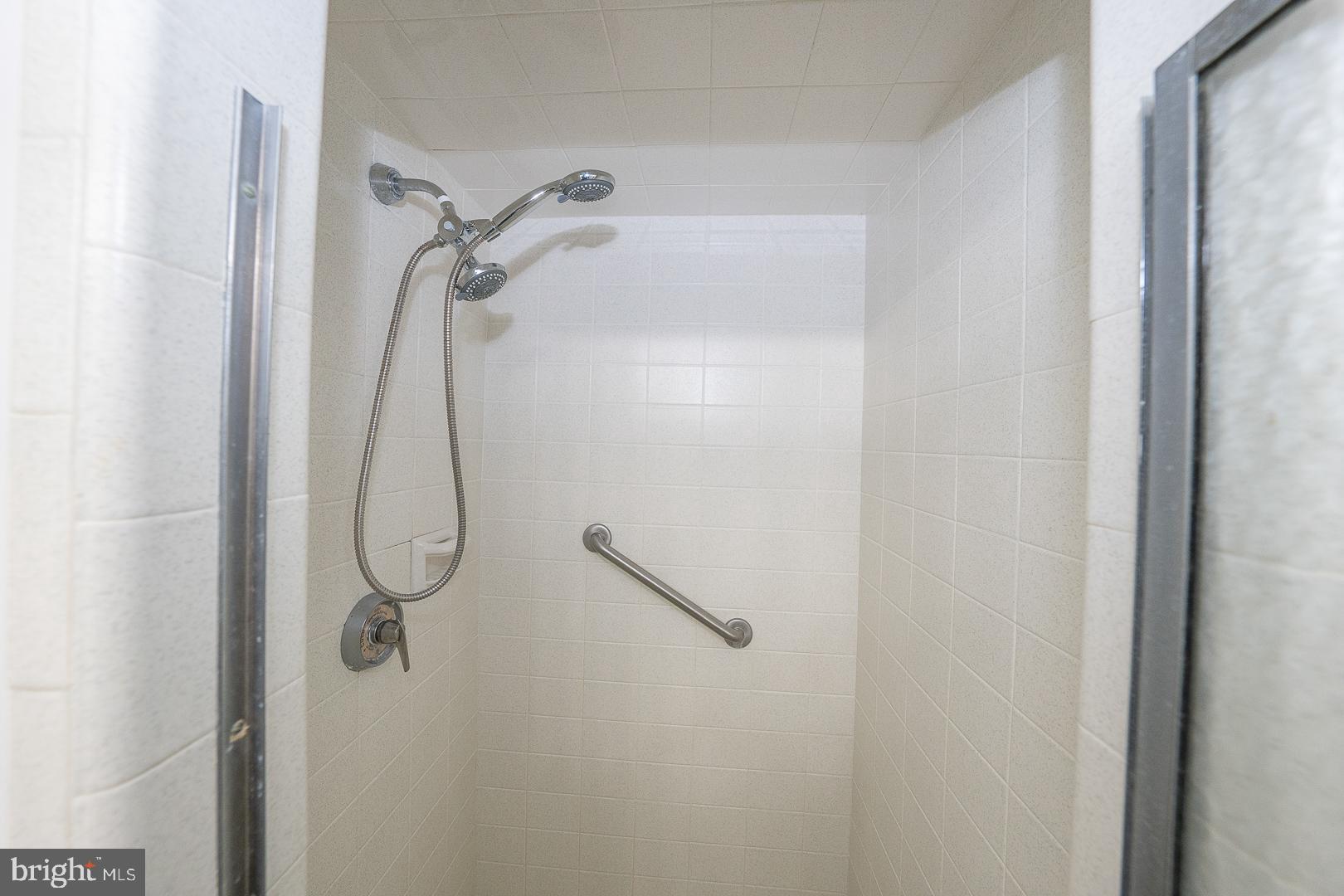 191 Presidential Boulevard, Unit R402 Bala Cynwyd, PA 19004 - Photo 20 of 27 a bathroom with a shower
