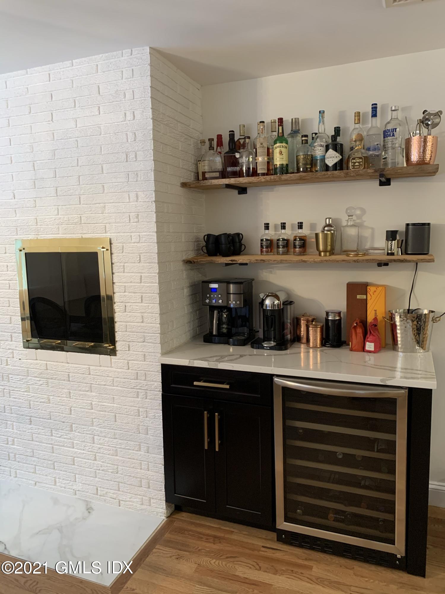 29 Cottontail Road Cos Cob, CT 06807 - Photo 4 of 19 Kitchen Wetbar