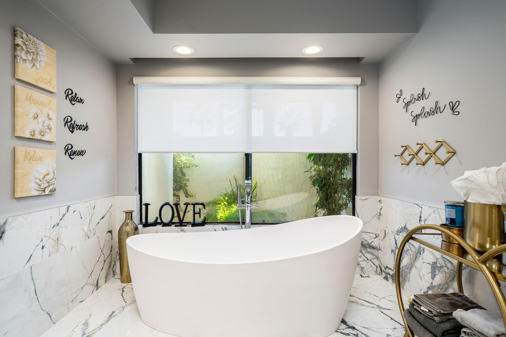 54885 Inverness Way La Quinta, CA 92253 - Photo 43 of 53 a view of a bathtub in a bathroom