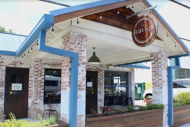 a view of a entryway of a building