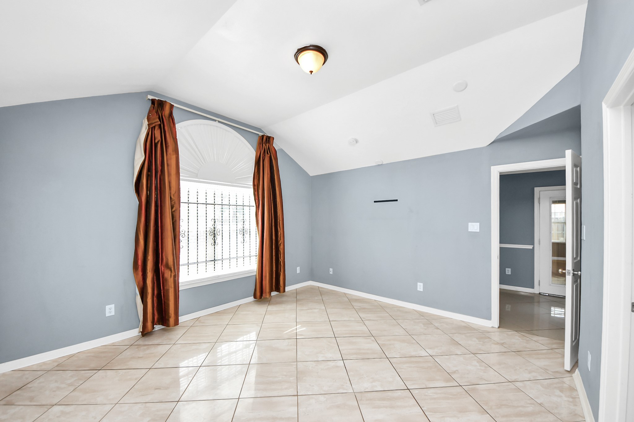 5920 Conley Street Houston, TX 77021 - Photo 13 of 38 a view of an empty room with window