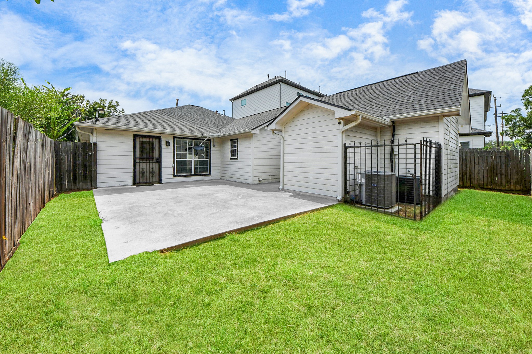5920 Conley Street Houston, TX 77021 - Photo 33 of 38 a front view of house with yard and green space