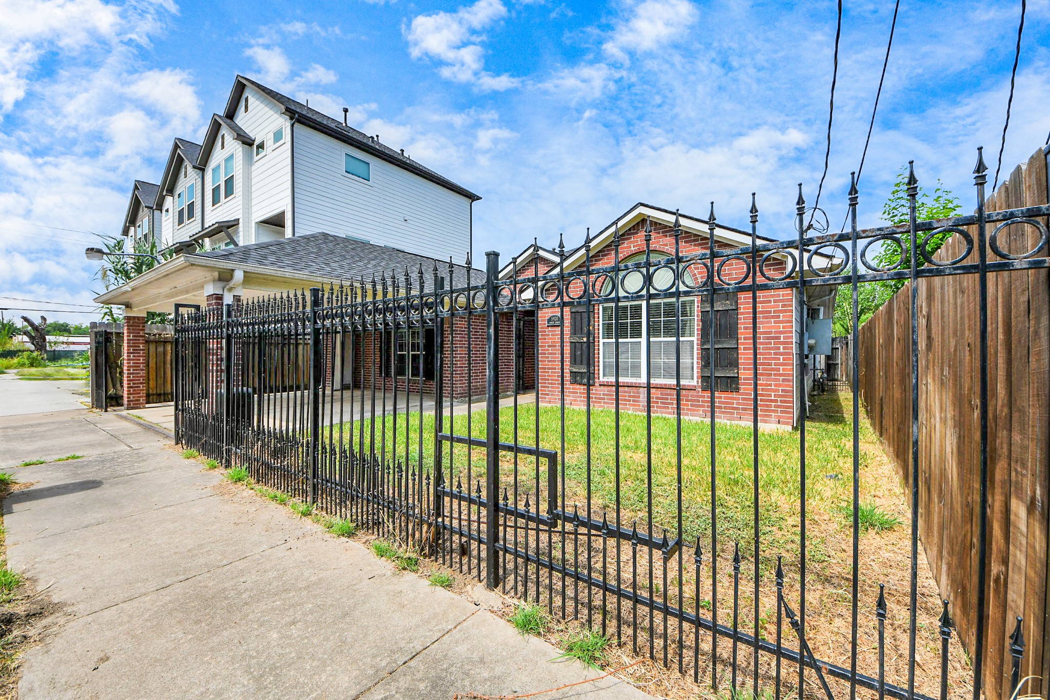 5920 Conley Street Houston, TX 77021 - Photo 35 of 38 a front view of a house with balcony