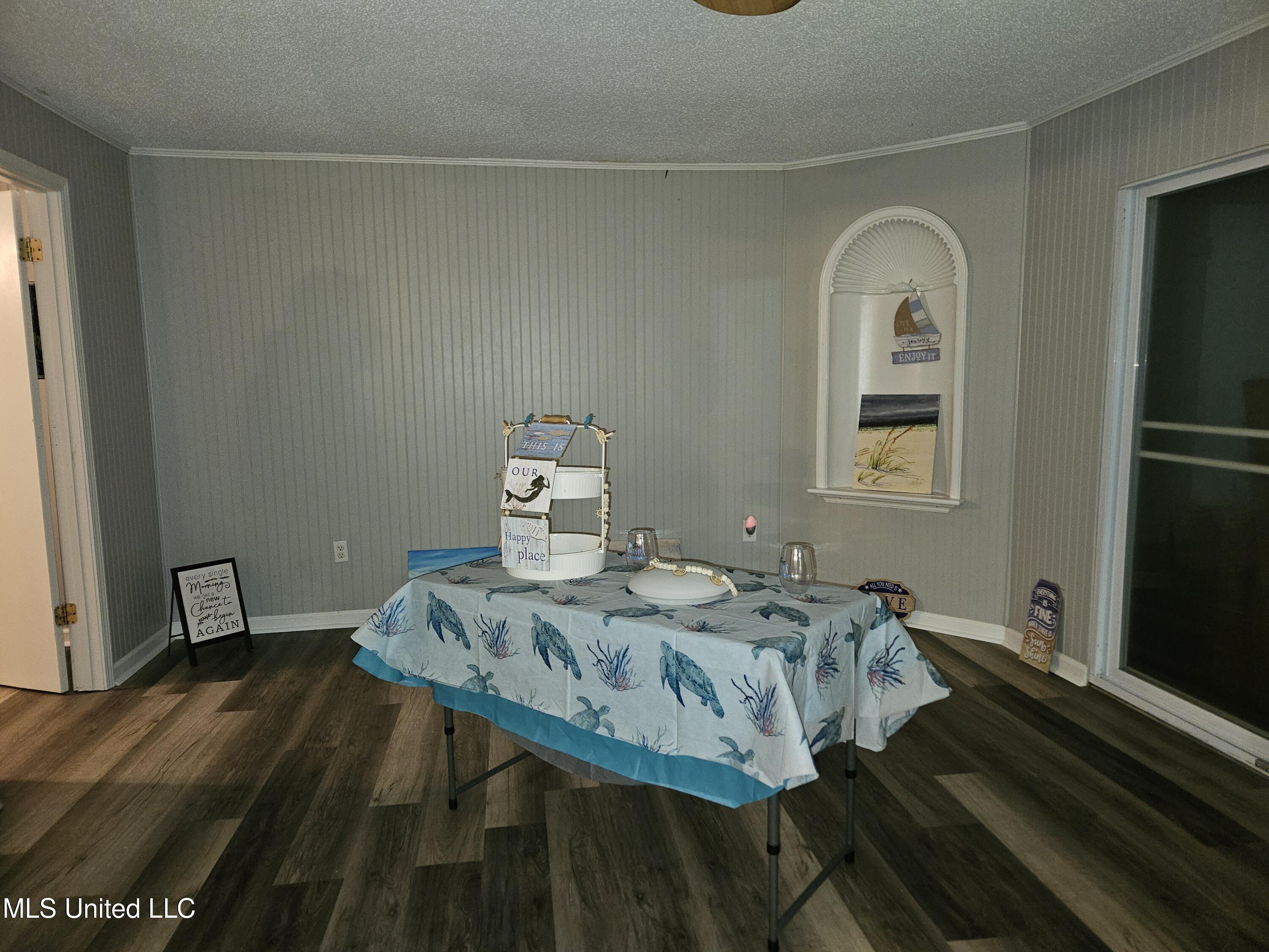 10477 Shorecrest Road Biloxi, MS 39532 - Photo 8 of 19 Living room v2