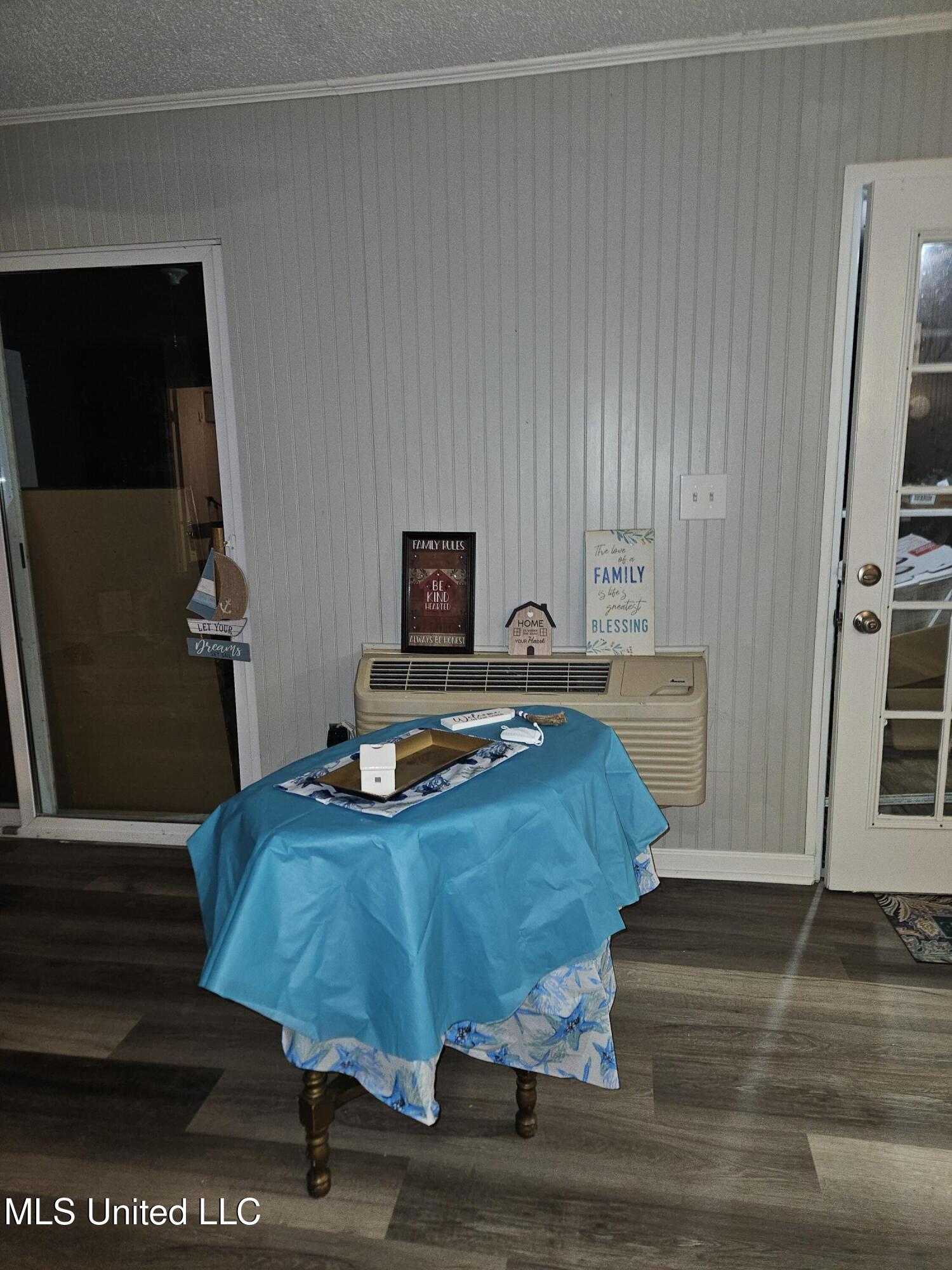 10477 Shorecrest Road Biloxi, MS 39532 - Photo 10 of 19 Living room v1