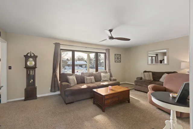 $2,400 | 155 Lee Ann Lane, Woodstock, IL 60098