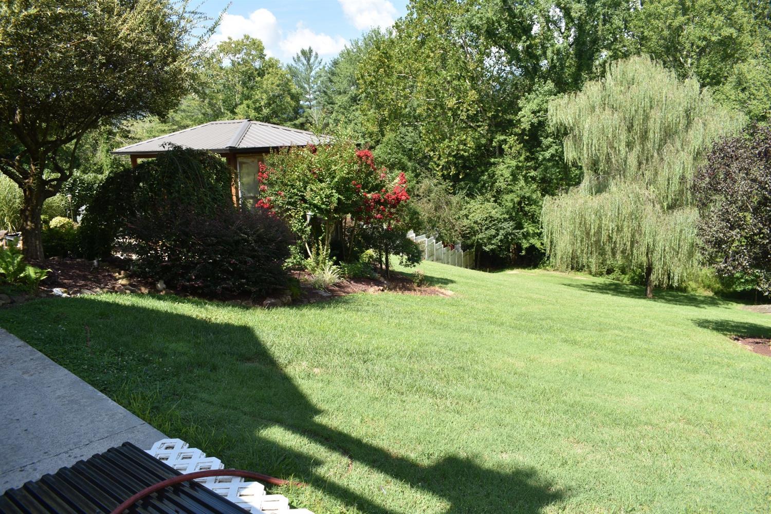 608 Elmwood Road Middlesboro, KY 40965 - Photo 5 of 33 4108583e-55b8-4442-8b86-9108b4942e48